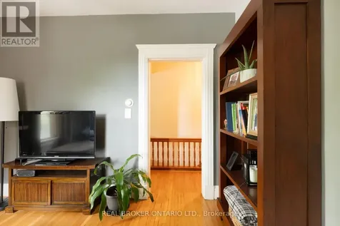 33 Atlas Avenue Toronto (humewood-cedarvale) ON M6C 3N8