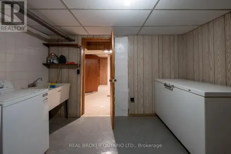 33 Atlas Avenue Toronto (humewood-cedarvale) ON M6C 3N8