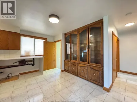 1595 Sun Valley Windsor ON N9C 3R1