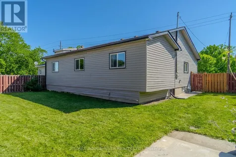 1721 S Cameron Blvd Boulevard Windsor ON N9B 3C9