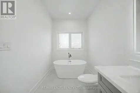 132 Elyse Court Aurora ON L4G 2C9