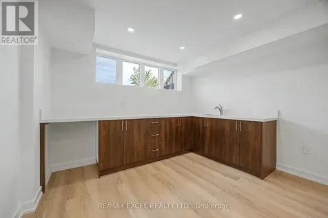 132 Elyse Court Aurora ON L4G 2C9