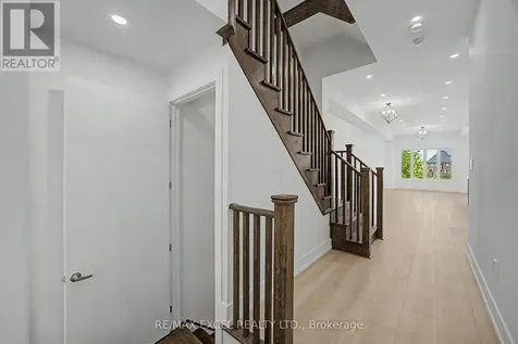 132 Elyse Court Aurora ON L4G 2C9