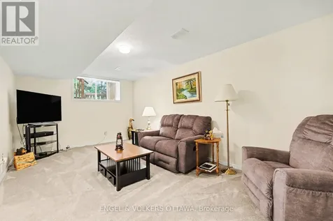 19 Riverbank Court Ottawa ON K2S 1V7