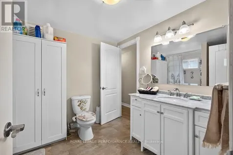 1039 Vista Barrett Private Ottawa ON K4P 1C8