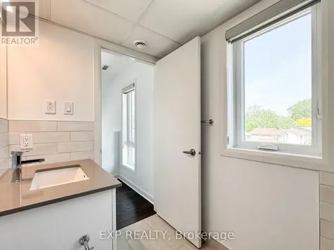 25 Fair Oaks Crescent Ottawa ON K2G 4W6