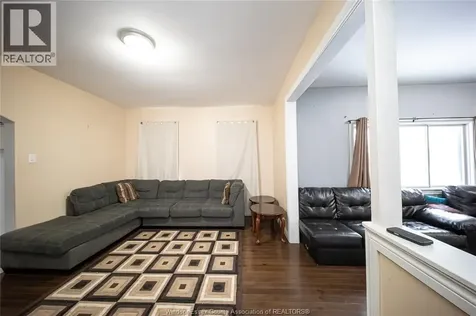 894 University Avenue Windsor ON N9A 2Z9