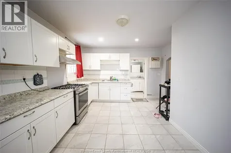 894 University Avenue Windsor ON N9A 2Z9