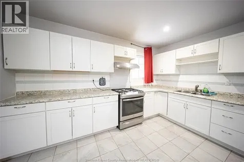 894 University Avenue Windsor ON N9A 2Z9