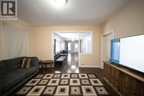 894 University Avenue Windsor ON N9A 2Z9