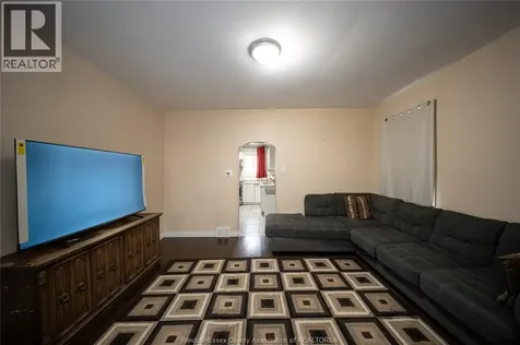 894 University Avenue Windsor ON N9A 2Z9
