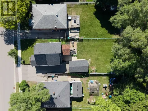 32 Elmwood Avenue Brantford ON N3R 2J8