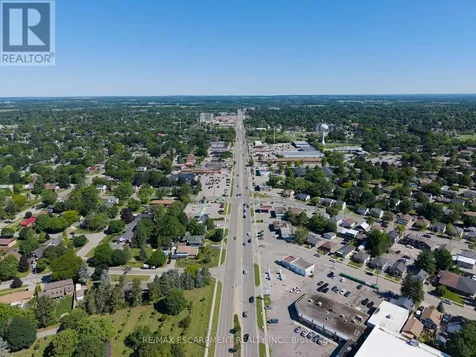32 Elmwood Avenue Brantford ON N3R 2J8