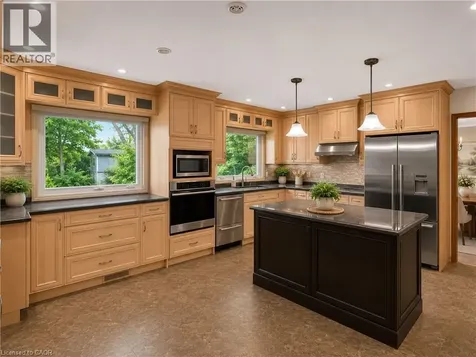 564 Mountain Brow Boulevard Hamilton ON L8T 1A9