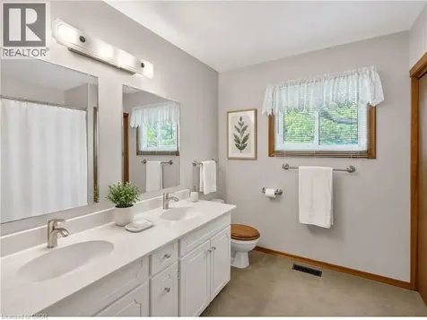 564 Mountain Brow Boulevard Hamilton ON L8T 1A9