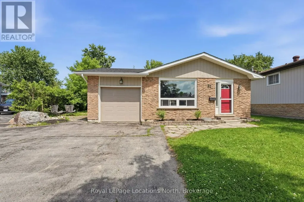 32 Courtice Crescent Collingwood ON L9Y 4G1