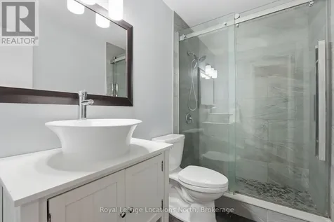 32 Courtice Crescent Collingwood ON L9Y 4G1