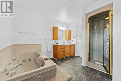 599 Hillside Avenue Pembroke ON K8A 8G4