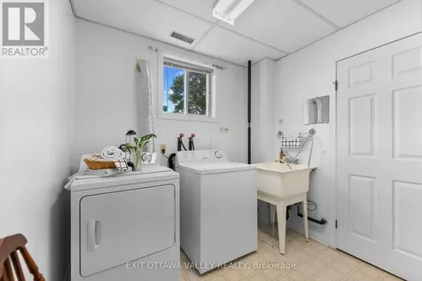 599 Hillside Avenue Pembroke ON K8A 8G4