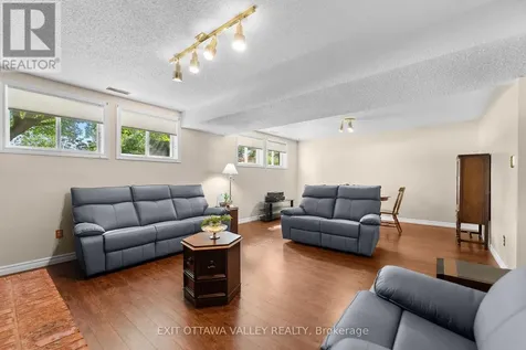 599 Hillside Avenue Pembroke ON K8A 8G4