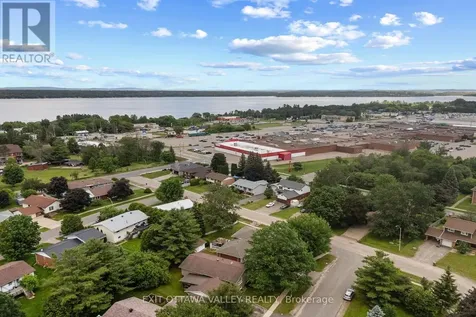 599 Hillside Avenue Pembroke ON K8A 8G4