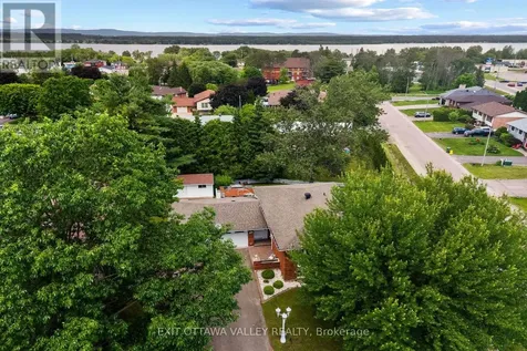 599 Hillside Avenue Pembroke ON K8A 8G4