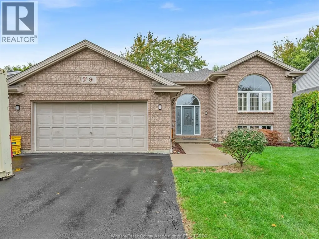 9 Lyle Street Cottam ON N0R 1B0