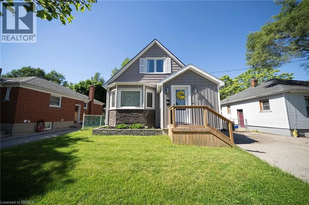32 Elmwood Avenue Brantford ON N3R 2J8