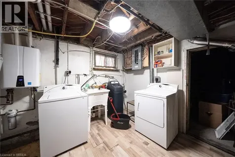 32 Elmwood Avenue Brantford ON N3R 2J8