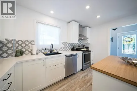 32 Elmwood Avenue Brantford ON N3R 2J8