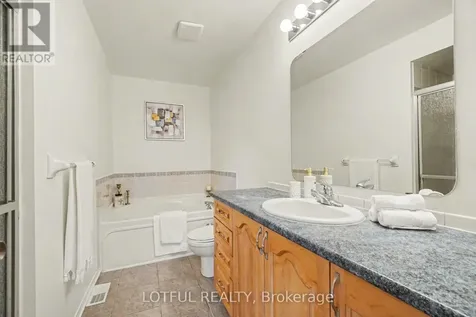 68 Metropole Private Ottawa ON K1Z 1G1