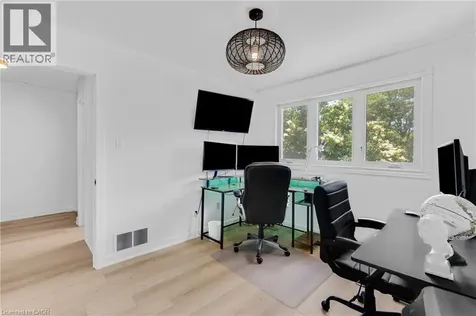 5275 Banting Court Burlington ON L7L 2Z4