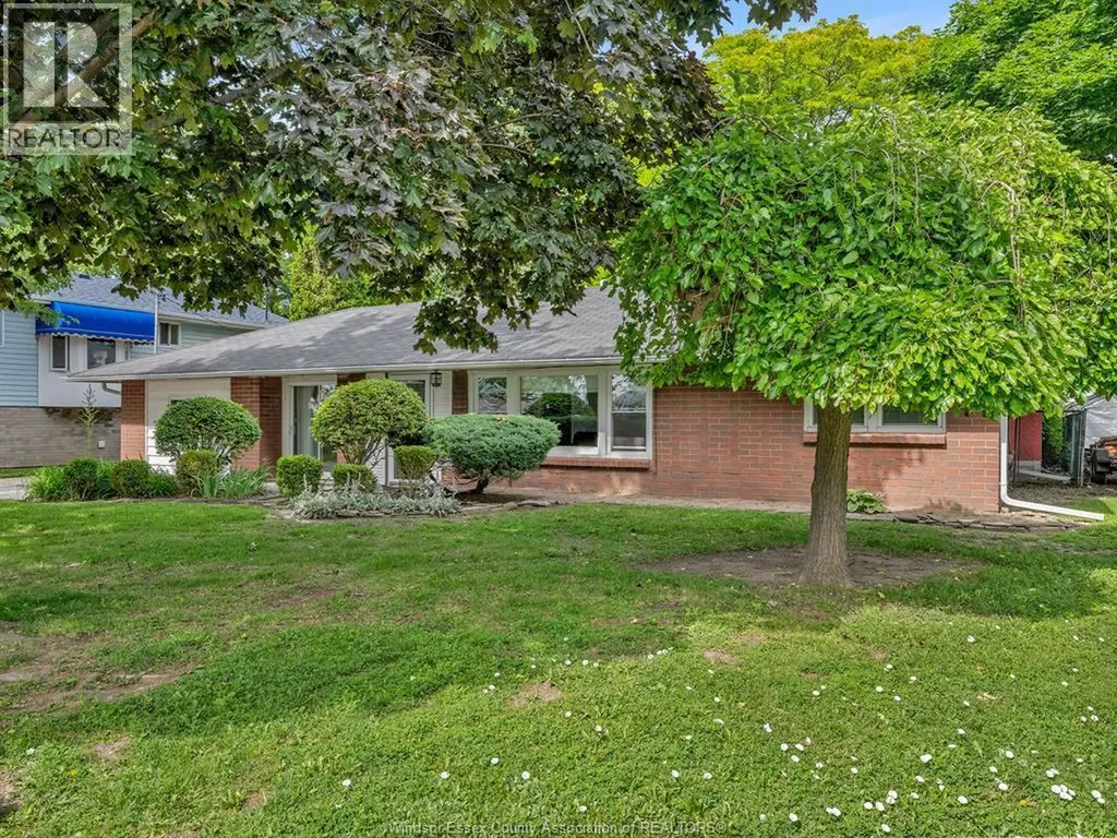 3278 Clemenceau Windsor ON N8T 2R7