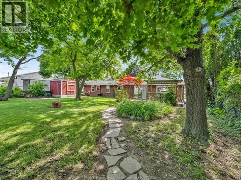 3278 Clemenceau Windsor ON N8T 2R7