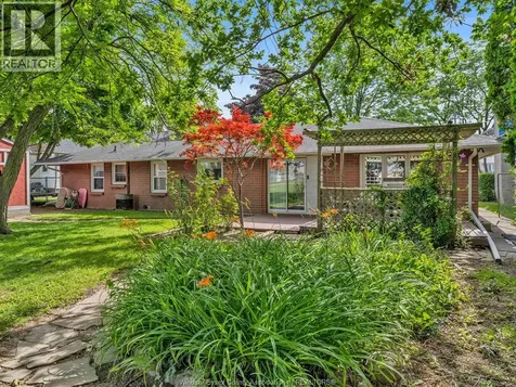 3278 Clemenceau Windsor ON N8T 2R7