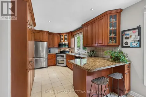 19 Woodhill Crescent Ottawa ON K1B 3B7