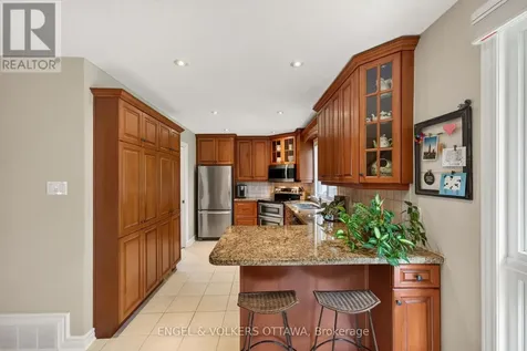 19 Woodhill Crescent Ottawa ON K1B 3B7
