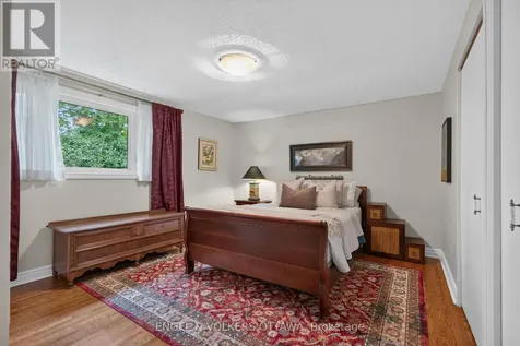 19 Woodhill Crescent Ottawa ON K1B 3B7
