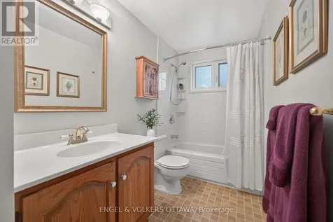 19 Woodhill Crescent Ottawa ON K1B 3B7