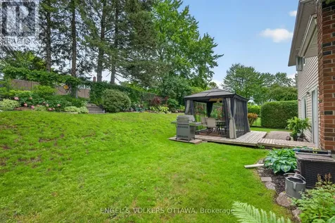 19 Woodhill Crescent Ottawa ON K1B 3B7