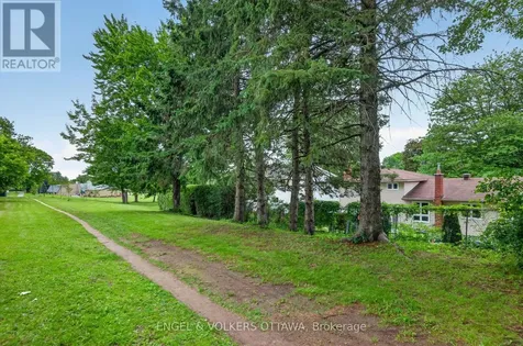 19 Woodhill Crescent Ottawa ON K1B 3B7