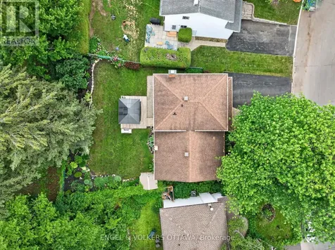 19 Woodhill Crescent Ottawa ON K1B 3B7