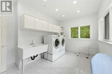 28 Marchbrook Circle Ottawa ON K2W 1A1