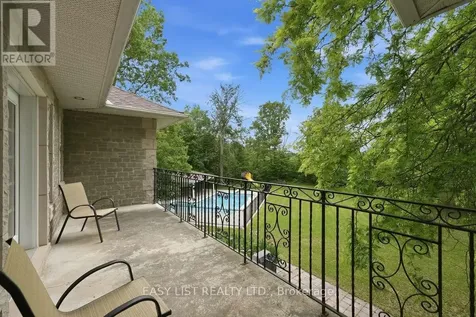 28 Marchbrook Circle Ottawa ON K2W 1A1