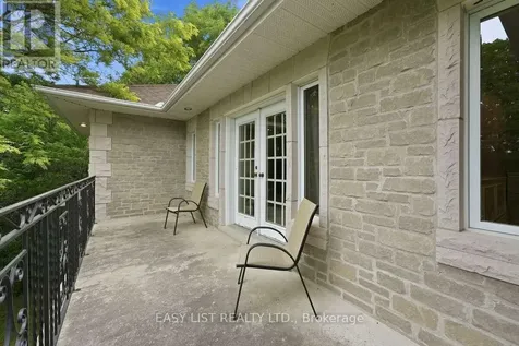 28 Marchbrook Circle Ottawa ON K2W 1A1