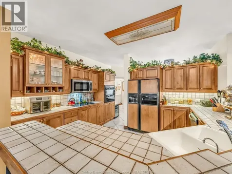 174 Crystal Harbour Lasalle ON N9J 3M8