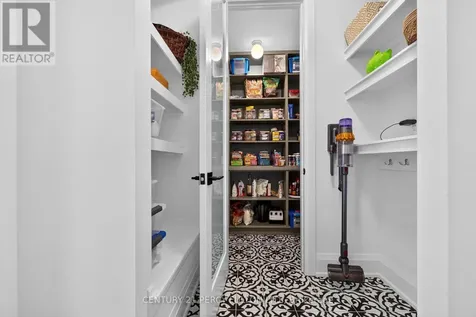 1477 Mockingbird Square Pickering ON L1X 0N8