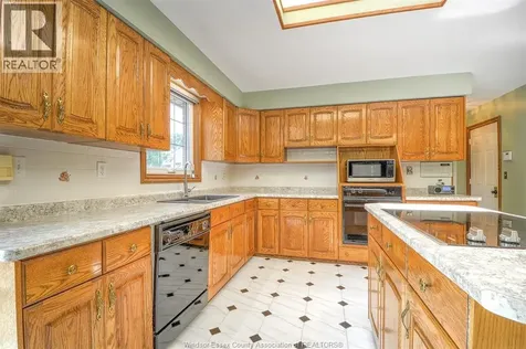 295 Elmgrove Lakeshore ON N8N 4G9