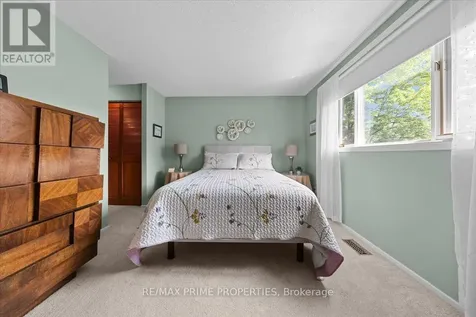 1085 Chateau Crescent Ottawa ON K1C 2C9