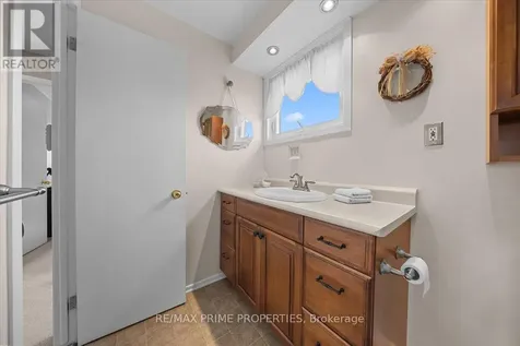 1085 Chateau Crescent Ottawa ON K1C 2C9